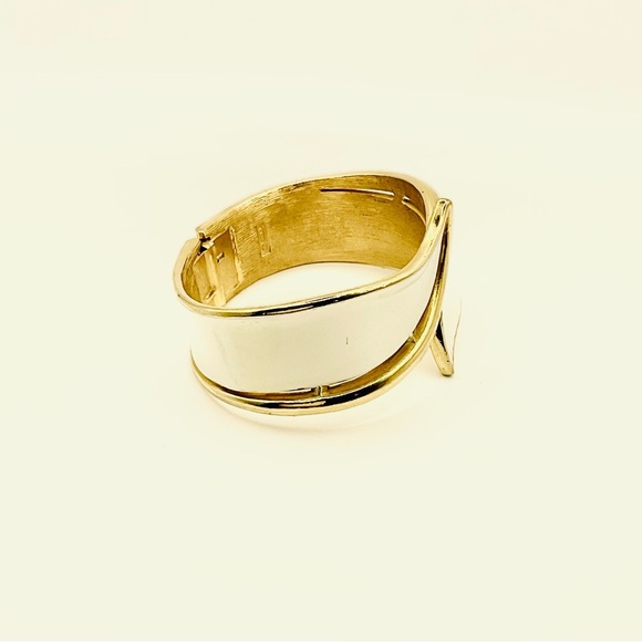 Vintage Retro Crown Trifari Enamel Hinged Cuff Bracelet in Gold & White - Picture 3 of 5